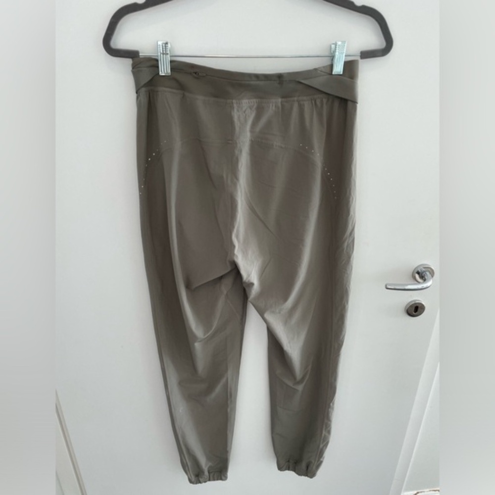Lululemon - Picture 2 of 4